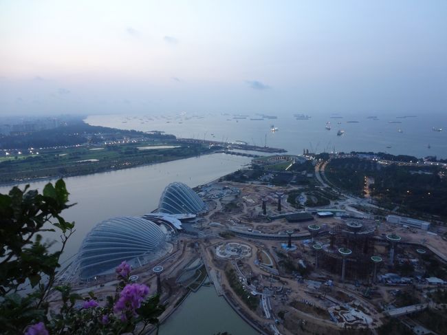 プールと反対側の景色。<br />ホテル周辺は、工事中が多かった。