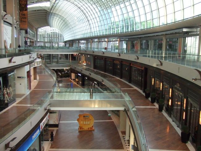 ８時頃、ホテルと直結しているザショップスアットマリーナベイサンズへ。<br /><br />「朝早すぎて、誰も居な〜い。」