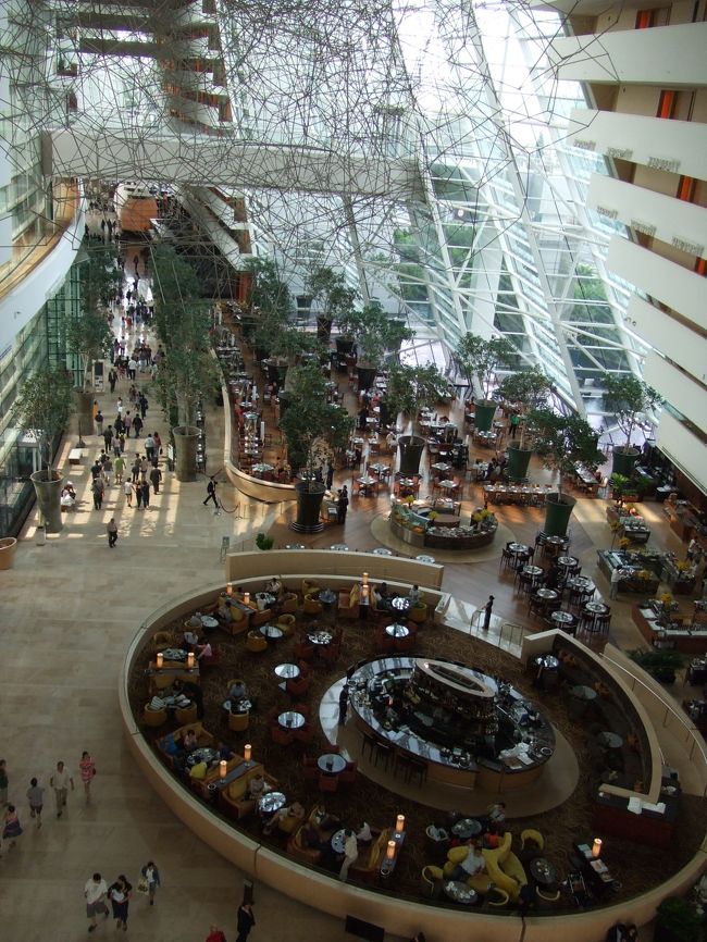 ９時半頃、ホテルで朝食。<br />円形のテーブルとその周辺全部がレストラン。