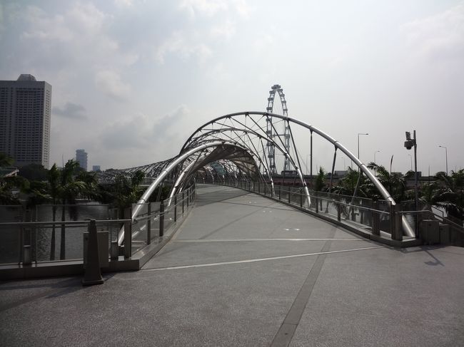 １１時頃、ホテルから歩いて、シンガポールフライヤーへ。<br />近未来的なデザインの陸橋を渡る。