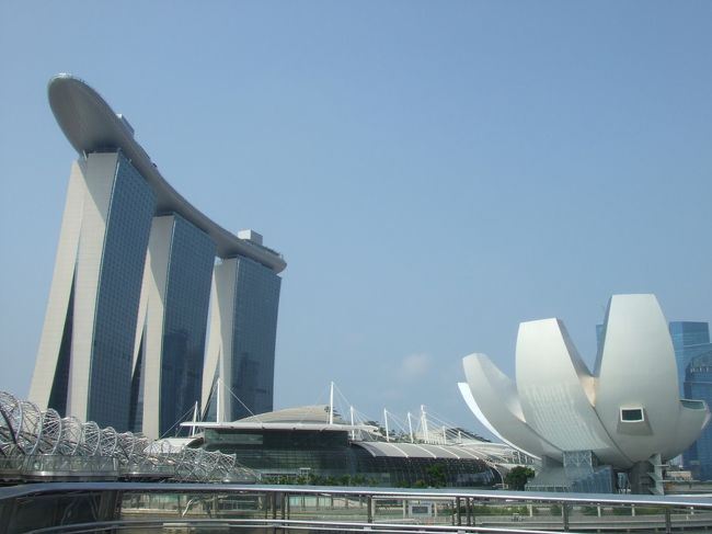 橋から振り返ると、青空とマリーナベイサンズ！