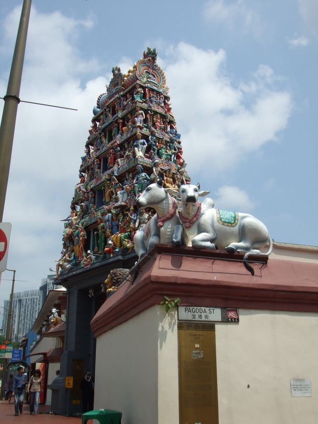 シンガポール最古のヒンドゥー教寺院のスリマリアマン寺院（国の重要建築物）。<br />入口で靴を脱いで参拝する。