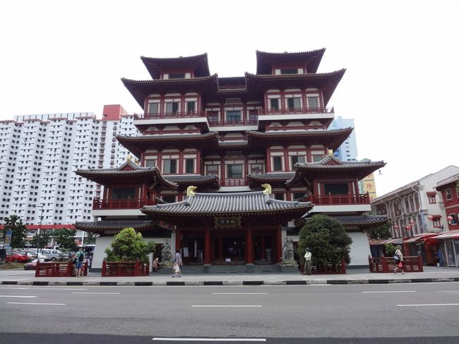 新加坡佛牙寺龍牙院（Buddha Tooth Relic Temple Singapore）。<br />１階が観音像、２階が図書館とショップ、３階が博物館、４階が仏陀の歯を祀るホール、屋上が庭園という立派なお寺だった。<br /><br />屋上にある転経器（マニ車、回転する円筒形に経文が刻まれている）を押しながら一周、拝んでみる。