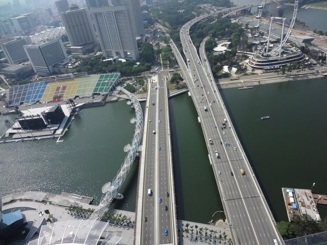 １５時頃、タクシーでホテルに戻り、空中庭園サンズスカイパークへ。<br /><br />写真左から、F１スタンド席、今朝渡った橋、シンガポールフライヤー。