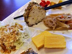 ■4日目[竹富島･石垣島編]からの続き
http://4travel.jp/traveler/taxnax/album/10812236/

東横イン石垣島の朝食。
関東や中部の東横インとさして変わらない内容の朝食。
お国柄は感じられず簡素で味気ないと言えばそれまでだが、そもそも素泊まり価格の宿なので、朝食をサービスと割り切れば有り難さも湧いてくる。
有り難く頂戴させて頂いた。

==========

実は旅行中に台風11号が発生。
前日にSKYMARKに電話して確認した処、今日は予定通り飛ぶとの事。
ところが今朝念の為に再度電話をしたら繋がらない。
早目にチェックアウトして石垣空港に向かう事にした。