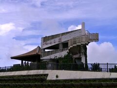 バンナ岳展望台

南側の市街地方面も北側方面も見渡せる絶景ポイント。
三階建ての展望台と赤瓦屋根の平屋が並んだ、取って付けた感満載の不思議な形の展望台だ。

■GoogleStreetView
https://maps.google.co.jp/maps?saddr=24.601138,124.325499&daddr=24.600948,124.326915&hl=ja&ll=24.37264,124.162376&spn=0.003806,0.004056&sll=24.601353,124.326745&sspn=0.00378,0.004056&geocode=FTJidwEdew5pBw%3BFXRhdwEdAxRpBw&t=m&brcurrent=3,0x345fed951ddeb623:0x9fa719b2d977e657,0&dirflg=w&mra=ltm&z=18&layer=c&cbll=24.37264,124.162376&panoid=DTlXthX8Li2GgjrE-IzNkw&cbp=12,348.99,,0,-3.82