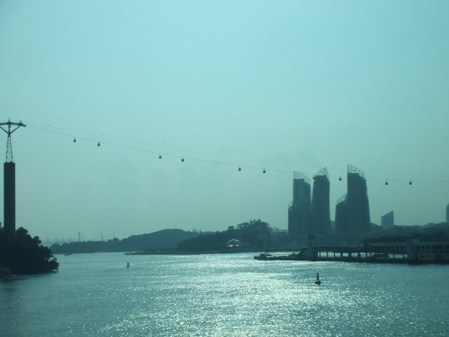 １６時半頃、『ナイトセントーサ＆音楽と水のショー』ツアーに参加。<br />モノレールでセントーサ島へ。<br /><br />「モノレールからの景色、わくわく。」