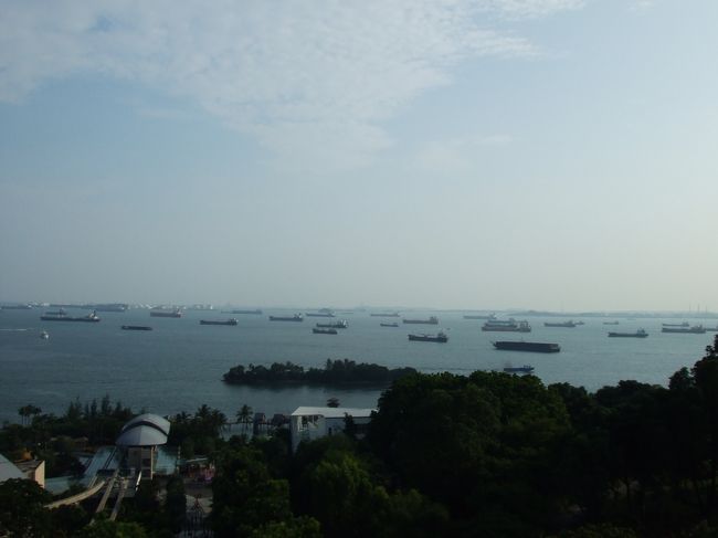 マーライオンタワーの口の中と頭の上が展望台になっている。<br /><br />展望台から、マラッカ海峡（写真）とシンガポールの街を一望。