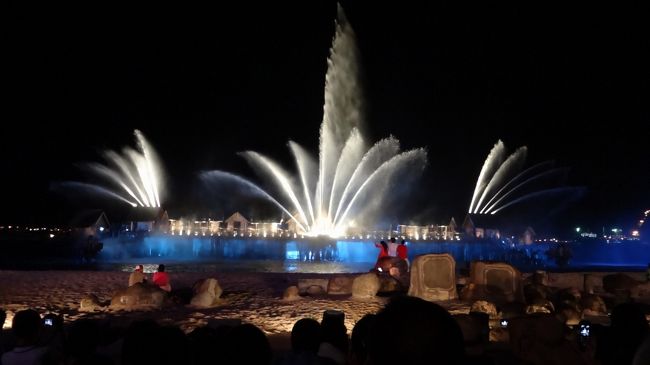 ツアーの夕食後、噴水のミュージカルショー『ソングスオブザシー』を観賞。