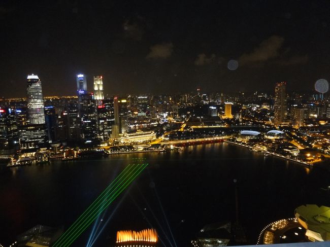 ２１時頃、今日はプールに入りながら、夜景とマリーナベイサンズのショーを楽しむ。