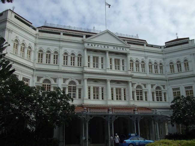 【３日目】<br />１０時頃、ＭＲＴでラッフルズホテルへ。<br /><br />制服とターバンが名物のドアマン(写真中央)と記念撮影。