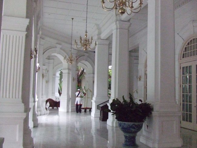 ラッフルズホテルは歴史ある白亜のコロニアル建築。<br />上品な雰囲気が漂う。<br /><br />ＭＲＴでオーチャード（繁華街）へ、ショッピング。