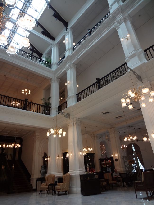 １５時頃、ラッフルズホテルのティフィンルーム（ハイティーが有名）が満席。<br />ロビーにあるWriters Bar（写真右奥）で、ティータイム。