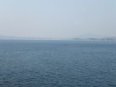 遠くの島に白い建物がたくさん見えてきました。
福江島です。
