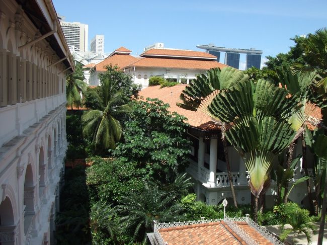 ラッフルズホテルのミュージアムとアーケードを散策。<br /><br />「中庭からマリーナベイサンズ見っけ。」