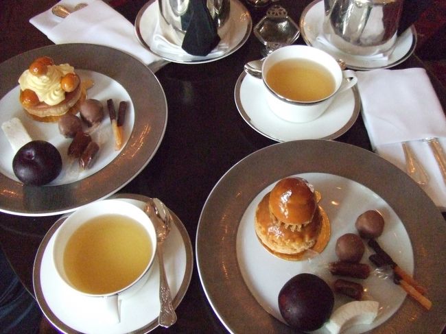 「豪華な装飾、優雅な雰囲気、上品な紅茶、ご馳走様でした。」<br /><br />お茶を楽しみ、歩いてマリーナベイサンズに戻る。