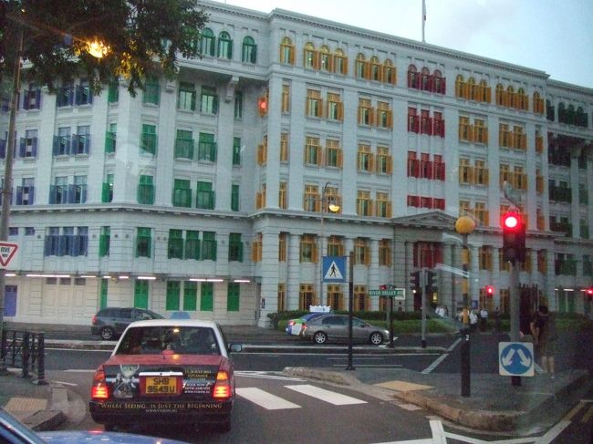 旧ヒルストリート警察署（現：情報通信省）。<br />１９３４年建立のカラフルでお洒落なビル。