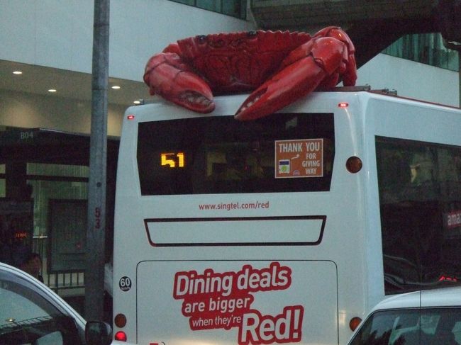 １８時、『チリクラブの夕食とトライショー体験』ツアーに参加。<br /><br />移動中に見かけた、巨大な蟹がのったバス広告。