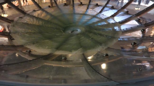 ザショップスアットマリーナベイサンズの入口付近で、屋内の滝を上から見ることができた。<br />大きな渦が下の階へ流れていく。<br /><br />「上から見ても下から見ても迫力ある〜。」<br />