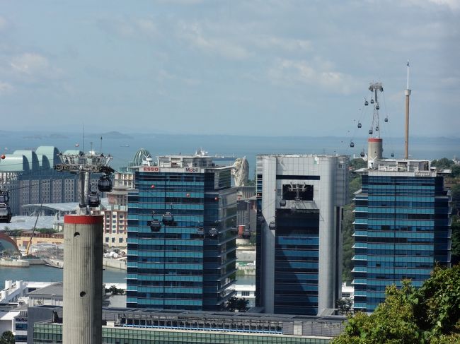 マウントフェーバーパークからセントーサ島へ、ロープウェイで行く。<br /><br />中央のビルが途中駅のハーバーフロントステーション(今回は通過)。