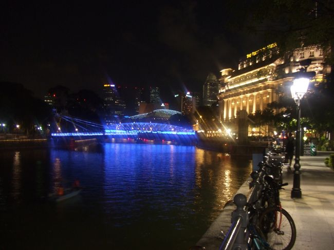 ボートキーを通り、歩いて２０分。<br />フラトンホテル辺りに到着。<br /><br />「ロマンチック〜。」