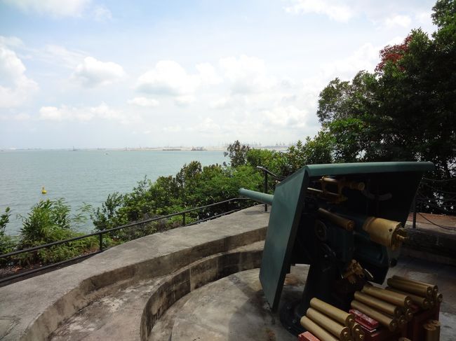 １３時頃、タクシーでセントーサ島シロソ砦（戦争遺跡）へ。<br /><br />日本とも戦っているため、日本人の視点から見ると心苦しくなる展示もあった。