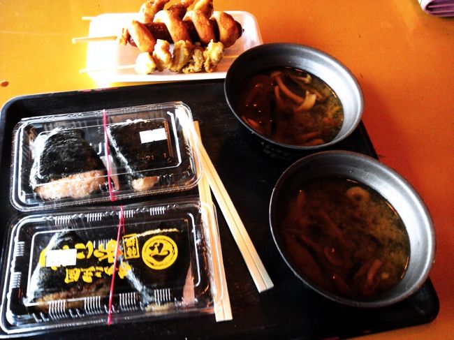 きのこごはんのおにぎりときのこたっぷりの味噌汁