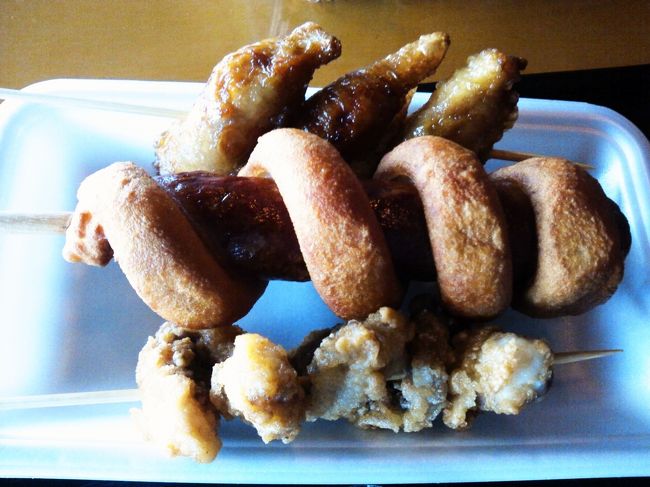 おかずはトリ皮ぎょうざ、たこザンギ、いももちを巻いたウインナー