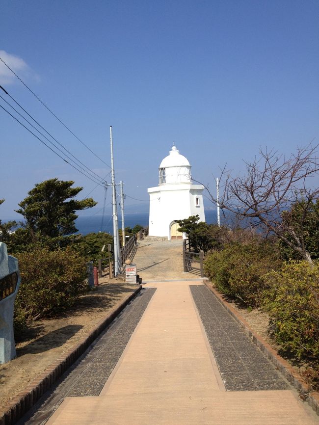 まずは島の北端にある伊王島灯台へ。<br />海と空の青と白亜の灯台のコントラストがとても綺麗でした！<br /><br />灯台までは急な上り坂が続くので電動自転車がおすすめです。