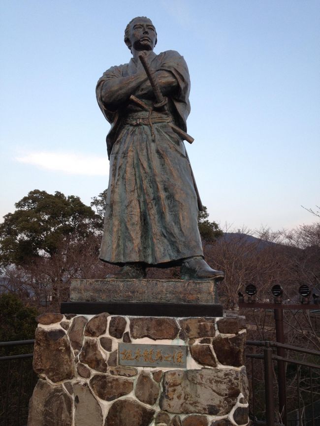 長崎の街を見下ろすように坂本龍馬像が建っています。