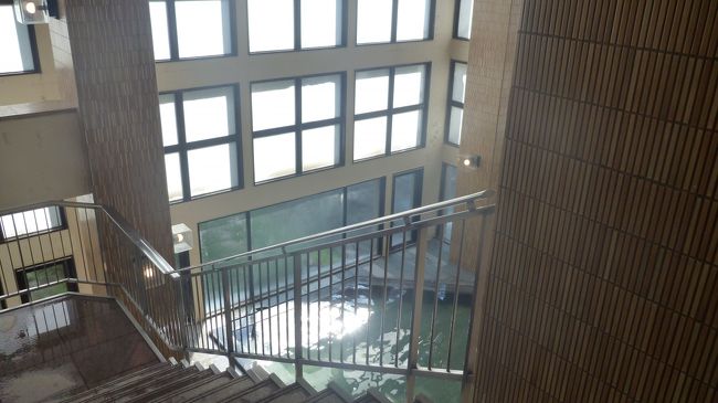 脱衣所は地下１階で浴場は地下２階<br />階段で下ります。足の不自由な人とか無理でないかい！？<br />ともったら、隣のホテル花もみじの浴場が使えるそうです（連絡通路有り）<br /><br /><br /><br />