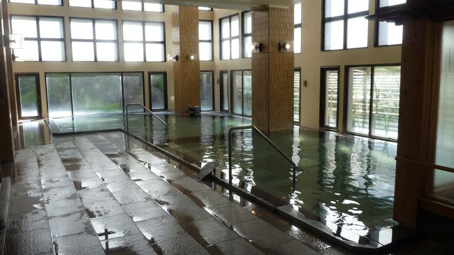 階段下りて直ぐにある大きな浴槽です。