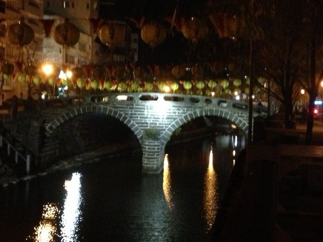 ホテル付近で夕食後、ライトアップされている眼鏡橋へ。<br /><br />市内の各地でランタンフェスティバルの提燈が準備されていました。