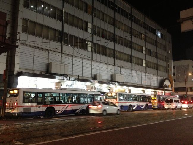 おまけ１<br /><br />夜の長崎新地バスターミナル。<br />このようにラッシュ時を過ぎてもバスはどんどんやって来ました。