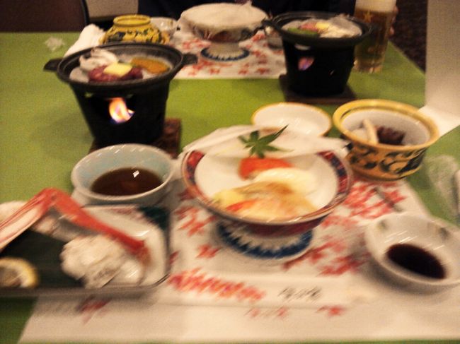 夕食はバイキング。<br />今はバイキングうでなくブッフェですな（笑）<br />テーブルにはまず、４品のっています。<br />牛肉の陶板焼きと煮物、蟹、お寿司<br /><br />バイキングは４０品あるそうです。<br /><br />