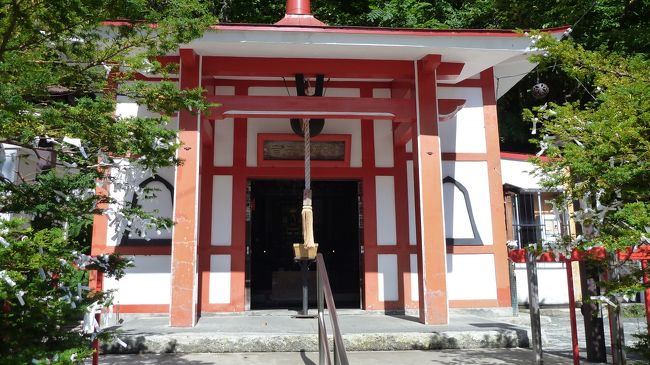 ここのホテル駐車場が温泉街の一番奥にあります（もちろん送迎はしてくれます）<br /><br />駐車場から出てすぐのところにある岩戸観音堂にお参り<br />