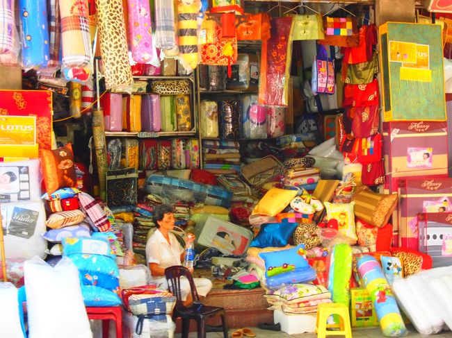 とてもカラフルそして商品に囲まれているおばあちゃんが居ました♪<br /><br />このようなお店がたくさん見かけました〜