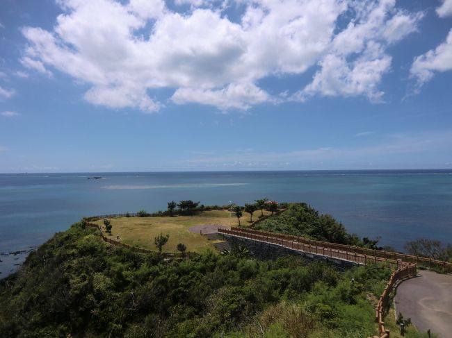 岬から海を見わたします<br />普段沖縄に来ても、ダイビングのみであまり観光することはないんですが今回は帰宅日に観光をしてみました<br />この時は南部をぐるり