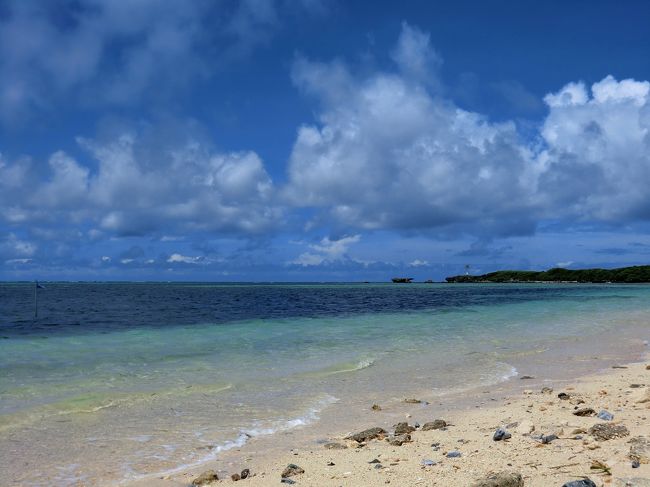 並木をぬけると海が！！<br />ビーチは綺麗ではないですが、海は綺麗です