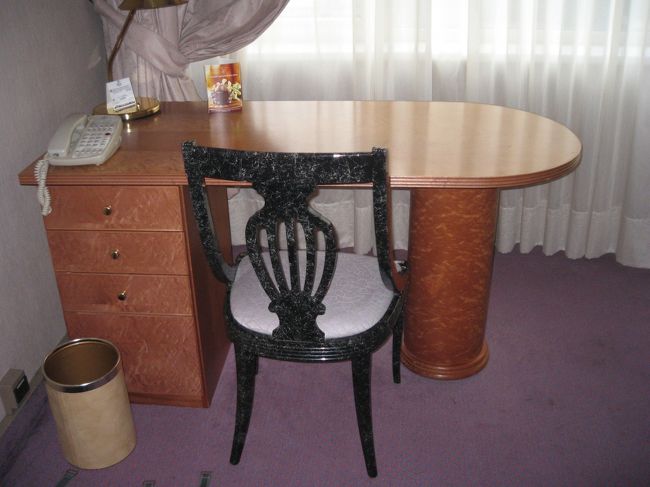 今回お世話になるのはHilton Brussels<br />到着したらすでに22時だったので（しかもかなりの疲労感で）写真は翌日のもの。<br /><br />なぜかお部屋全景の写真がない…不思議。