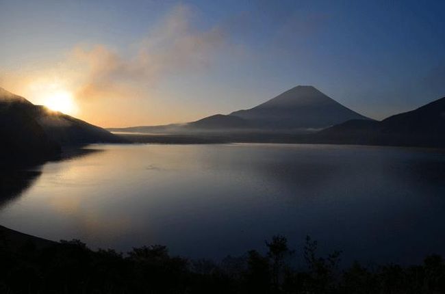 IGREBOW 山梨県 本栖湖から見た夕暮れの富士山｜アイグレボウ 