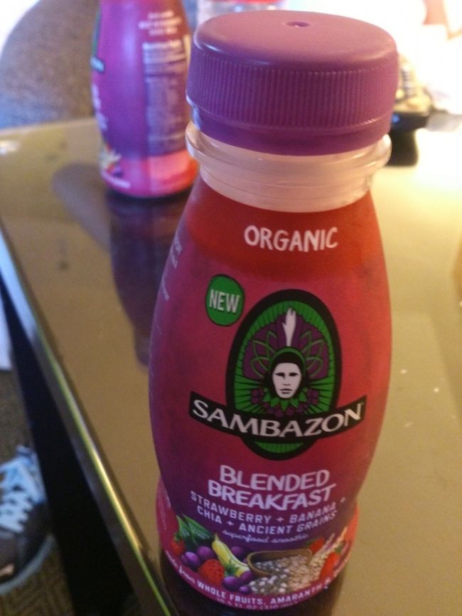 部屋に戻ったら<br /><br />アサイーで軽い朝食