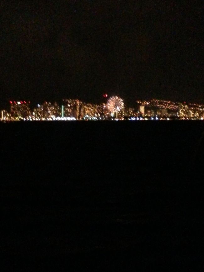 金曜日の夜だったので<br />せっかくだからヒルトンの花火が見れる<br />ナバテックの方を選んだんですが<br /><br />結果、こんな小ささでみんながっかりしてました。<br /><br />地上で見たほうが綺麗！！