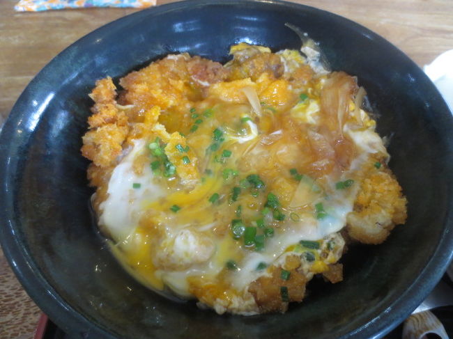 バス停近くのレストラン「おいシーサー遇」が営業していたから入店。<br /><br />店に入るなり、ずぶぬれになっている自分に店内の客の視線が集まった。<br /><br />嘉平カツ丼と八重山そばのセットを注文。