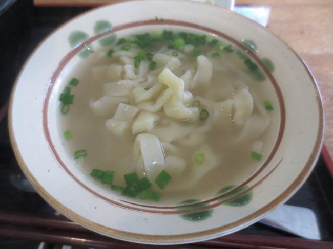 八重山そば、おいしかった。麺は店のご主人が打っている。