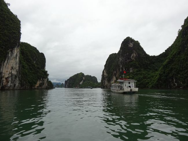 昼食が終わる頃、クルーズ船は世界遺産＜ハロン湾＞に到着。
