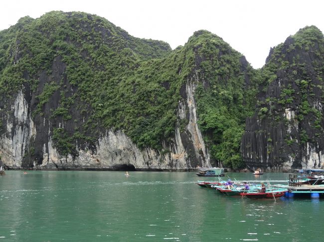 この浮桟橋で手漕ぎボートに乗り換えました。手漕ぎボート遊覧はオプションで120Kドン(600円)でした。