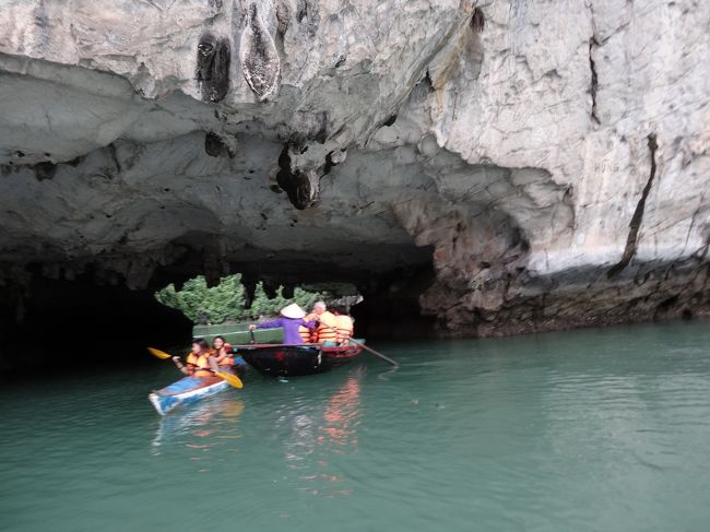 カヤックをレンタルし、自分で漕いでいる人もいました。
