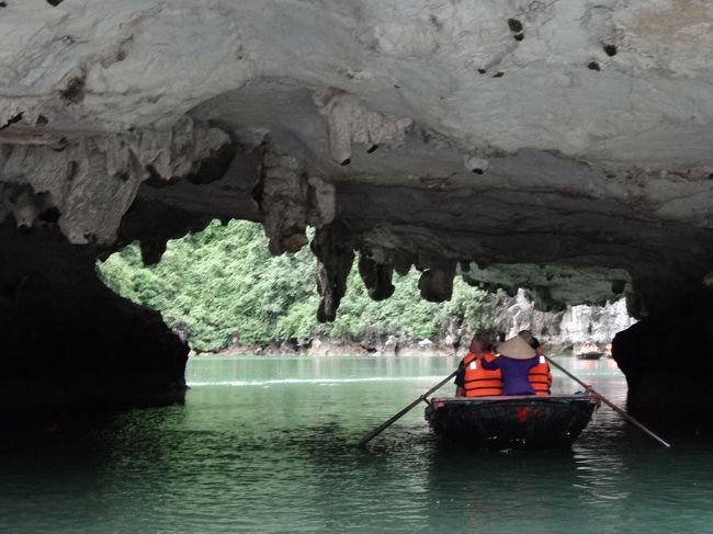 鍾乳洞の洞穴を抜けて行きます。鍾乳石が垂れ下がっているので、避けないと頭をぶちます。