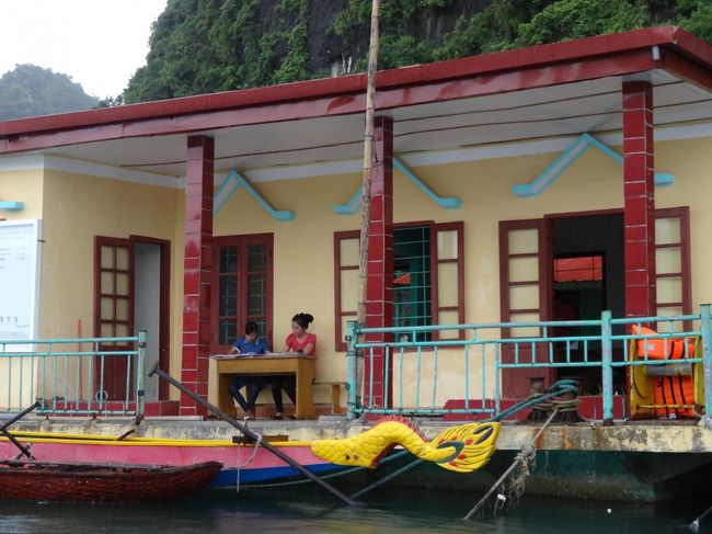 水上生活者の子供が通う、学校がありました。